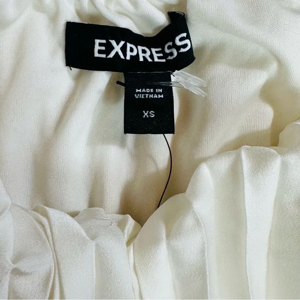 Express Cream Pleated Blouse - Picture 2 of 5